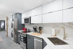 317-1D 2BR Duplex W/D Private Backyard - Image 3