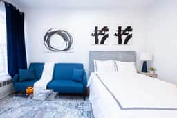 26-4A New Studio prime 20's W/D Shared Courtyard - Image 2