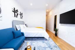 26-4A New Studio prime 20's W/D Shared Courtyard - Image 5