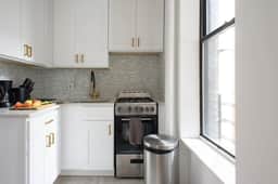 428- Spacious Prime Midtown 2BR Newly furnished - Image 2
