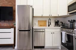 240-14  NEW Studio Prime Location W&D in unit - Image 2