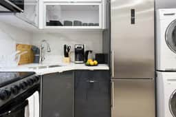 78-1A Modern 1BR W&D Walk to Central Park - Image 5