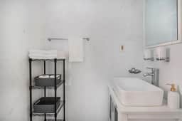 454-4R New 2BR prime midtown Best value Sleeps 5 - Image 5