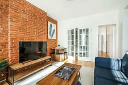 454-4R New 2BR prime midtown Best value Sleeps 5 - Image 3