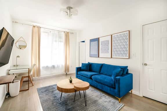 428-2E Newly furnished 2BR Prime Midtown sleeps 5 - Image 1