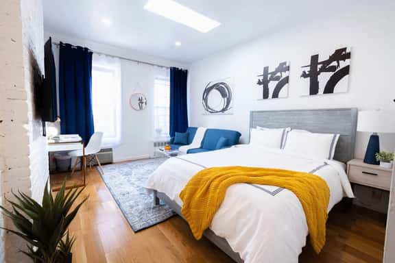 26-4A New Studio prime 20's W/D Shared Courtyard - Image 1