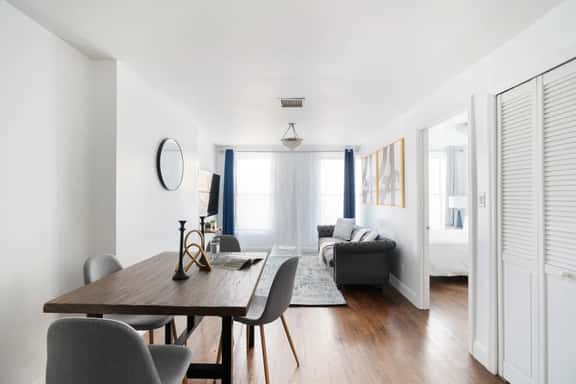 1435-3 3 Bedrooms 2Bath W/D Prime Upper East - Image 1