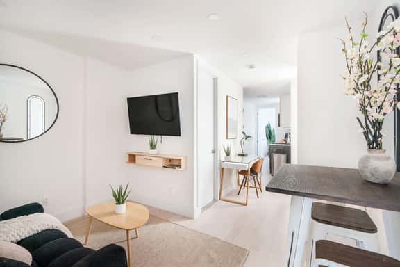 48-3FE 2BR Prime Midtown West - Image 1
