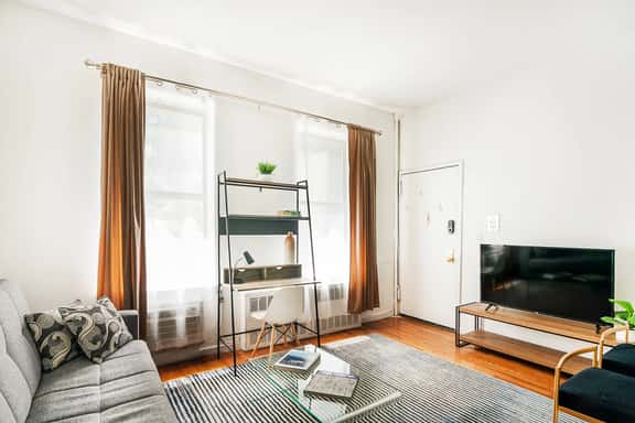 26-2B  Gramercy Large 1BR WD in unit courtyard - Image 1