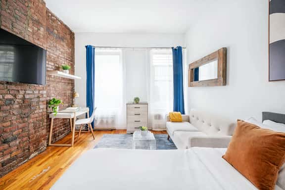 26-2A New Studio prime 20's W/D newly furnished - Image 1