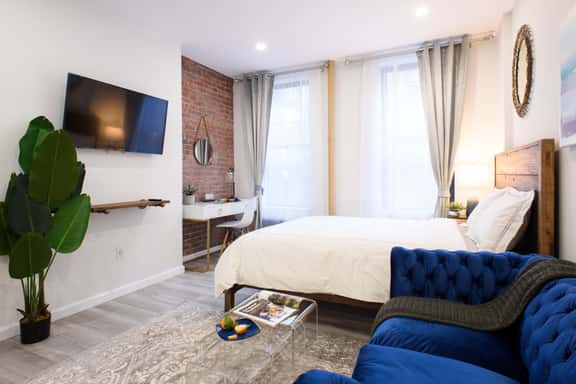 240-9  Luxury Prime Location Studio W&D - Image 1