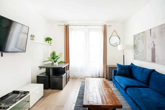 428-2W Newly Furnished 2BR Sleeps 5 Prime Location - Image 1