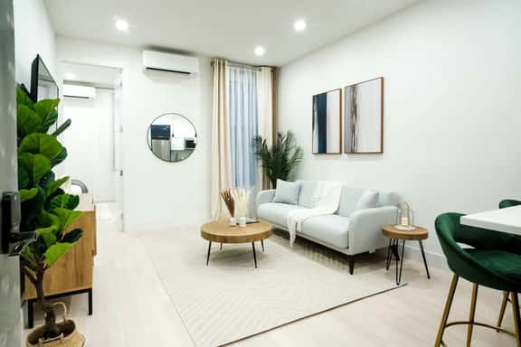 317-2D Modern 1BR W&D near Central Park - Image 1