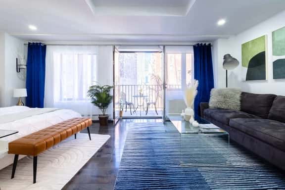 809-5b Luxury Studio with a Private Balcony - Image 1