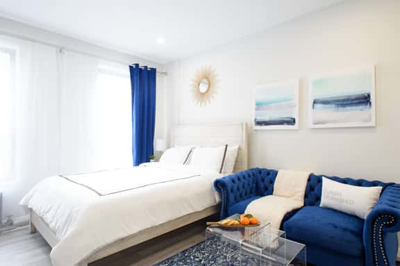 240-15  Luxury Studio Prime Location W&D - Image 1