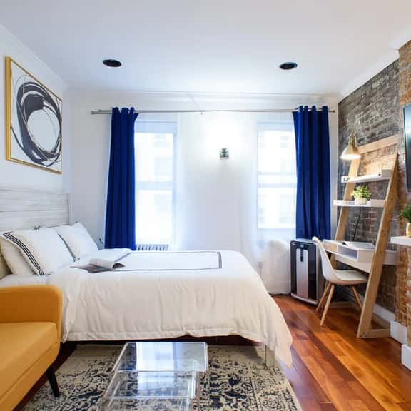 24-17 Renovated Studio Prime Location WD - Image 1