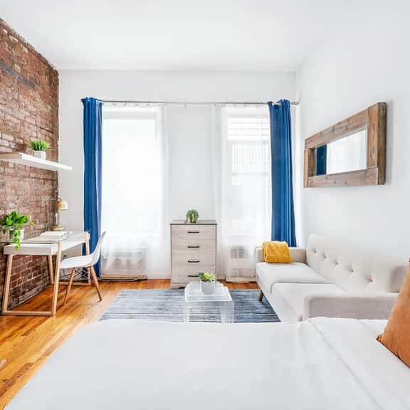 26-2A New Studio prime 20's W/D newly furnished - Image 1