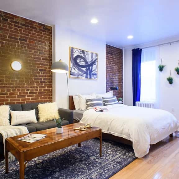83-3FW UES Central Park Newly Furnished XL Studio - Image 1