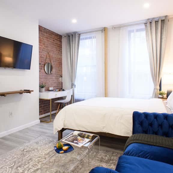 240-9  Luxury Prime Location Studio W&D - Image 1
