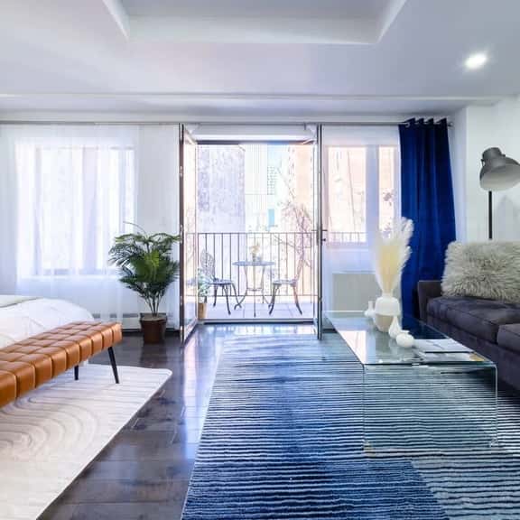809-5b Luxury Studio with a Private Balcony - Image 1