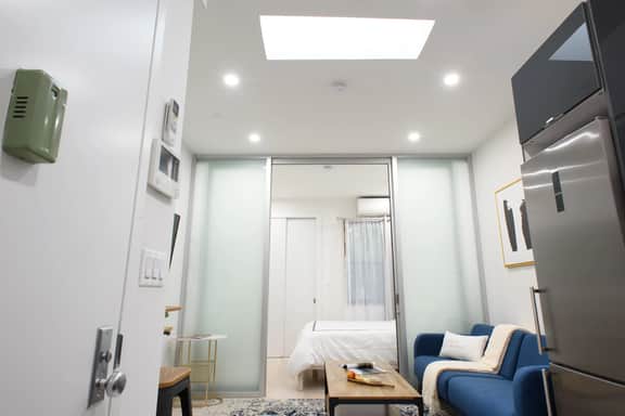 78-4B  Renovated 1BR WD Walk 2 Central Park - Image 2