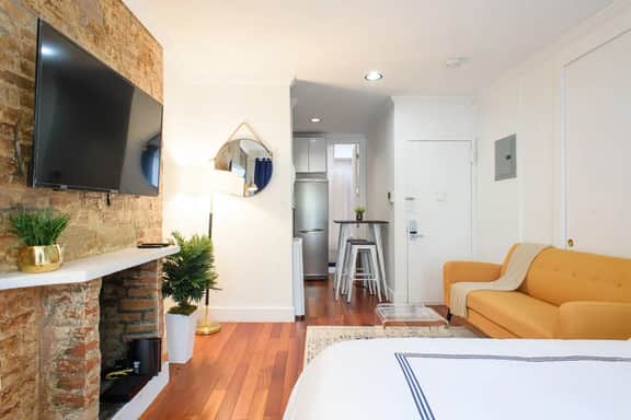 24-17 Renovated Studio Prime Location WD - Image 2