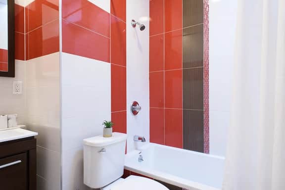 24-17 Renovated Studio Prime Location WD - Image 4