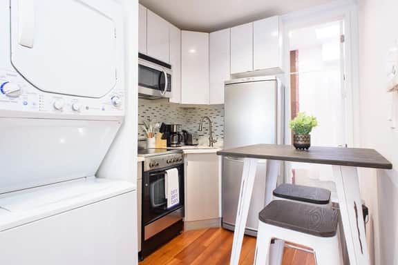 24-17 Renovated Studio Prime Location WD - Image 3