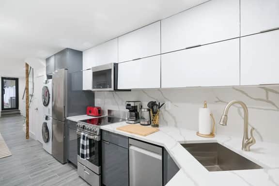 317-1D 2BR Duplex W/D Private Backyard - Image 3