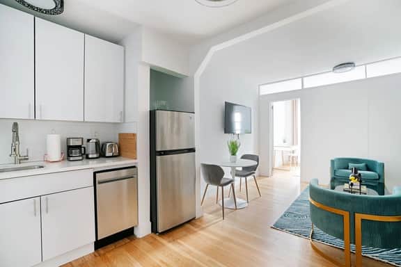 444-3F Newly renovated 1BR in Hell's Kitchen - Image 3