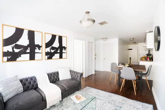1435-3 3 Bedrooms 2Bath W/D Prime Upper East - Image 2