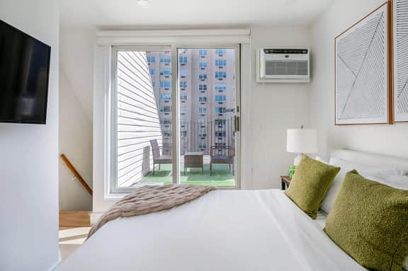 1597-PHS New 1BR/2bath PH Duplex W/D Outdoor Deck - Image 2