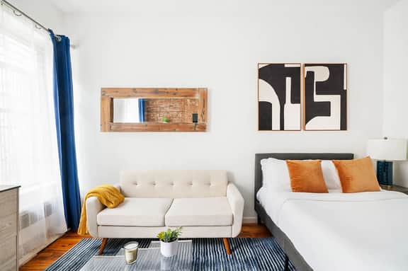 26-2A New Studio prime 20's W/D newly furnished - Image 2