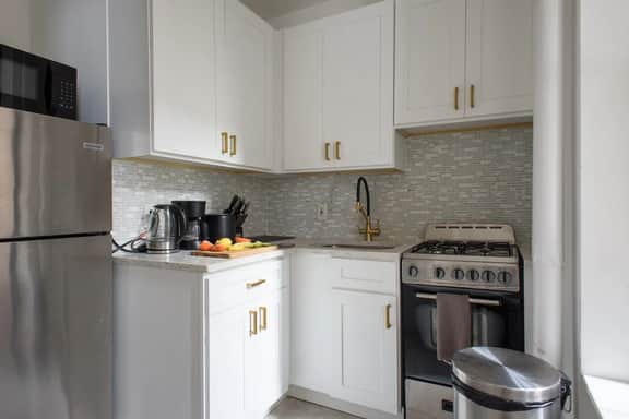 428- Spacious Prime Midtown 2BR Newly furnished - Image 4