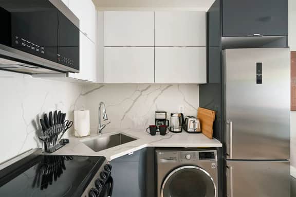 78-3C Prime upper East Modern 1br W&D in unit - Image 2