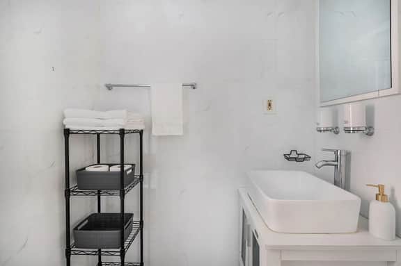 454-4R New 2BR prime midtown Best value Sleeps 5 - Image 5