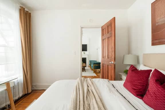 61-2C Prime UES 2BR Newly furnished best value - Image 4