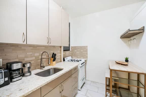 428-2W Newly Furnished 2BR Sleeps 5 Prime Location - Image 5