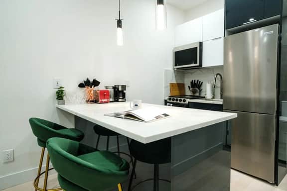 317-2D Modern 1BR W&D near Central Park - Image 3