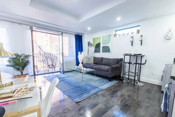 809-5b Luxury Studio with a Private Balcony - Image 4