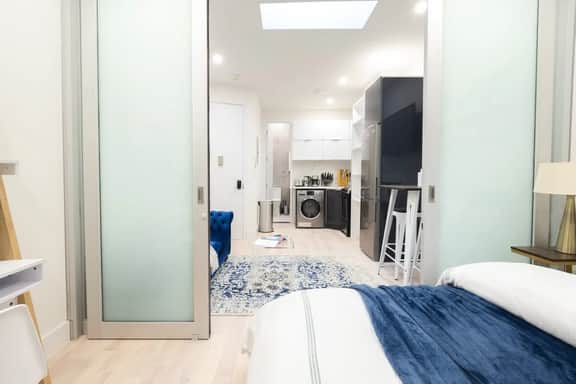317-4C Modern 1BR W&D Walk to Central Park - Image 3