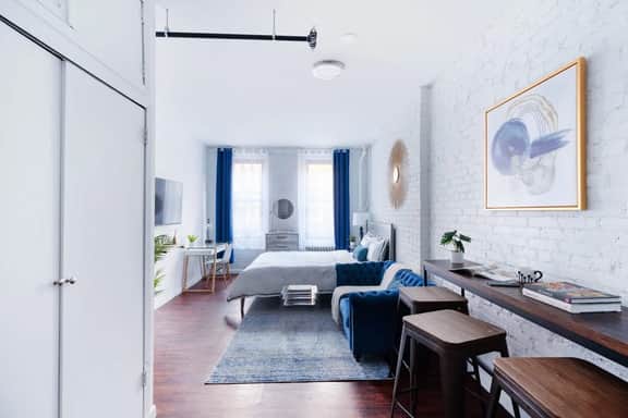 83-2FE UES Central Park Newly Furnished Studio - Image 2