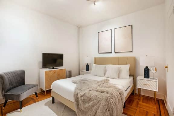 61-2A Large 1BR in Upper East Side - Image 2