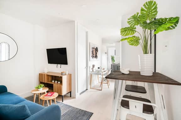 48-4FE 2BR Prime Midtown West - Image 3