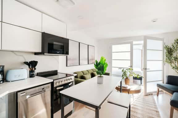 22-4A Sleek Modern 1BR Gramercy - Image 2
